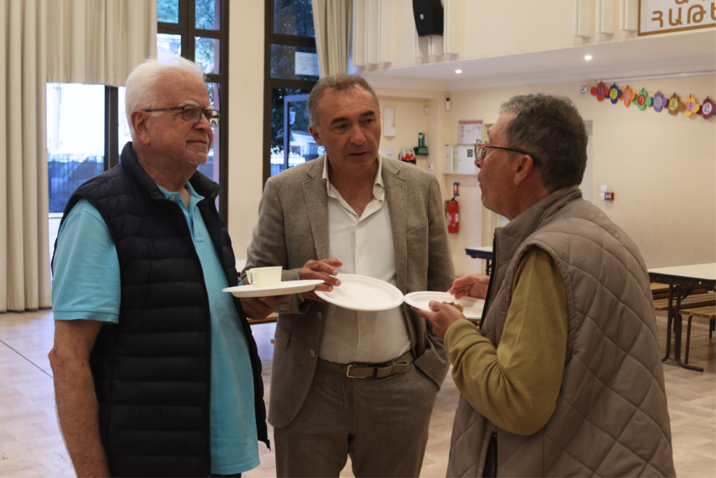 Les participants à l'assemblée générale de la CEFA échangent pendant le buffet.