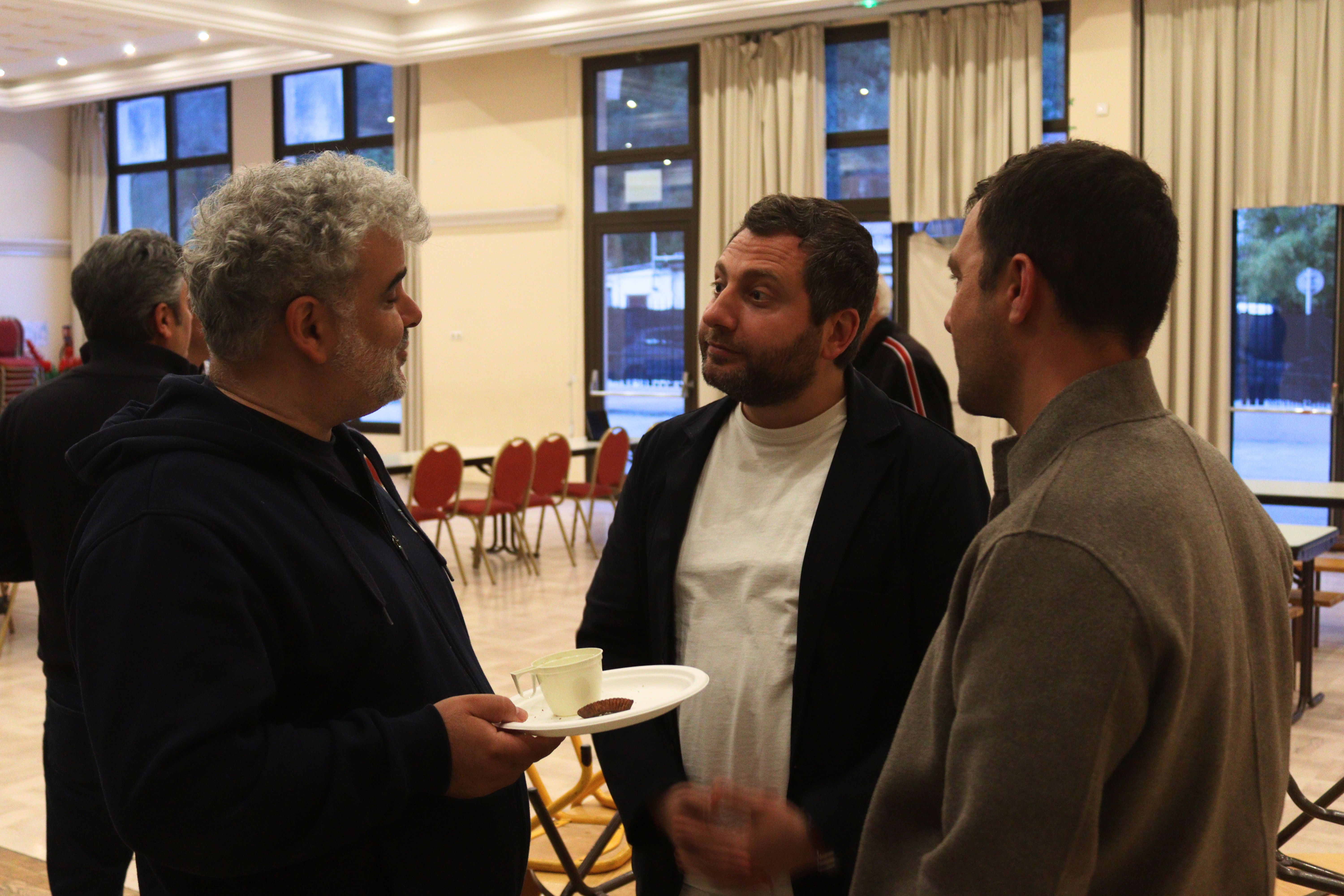 Les participants à l'assemblée générale de la CEFA échangent pendant le buffet.
