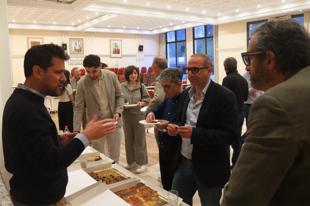 Les participants à l'assemblée générale de la CEFA échangent pendant le buffet.