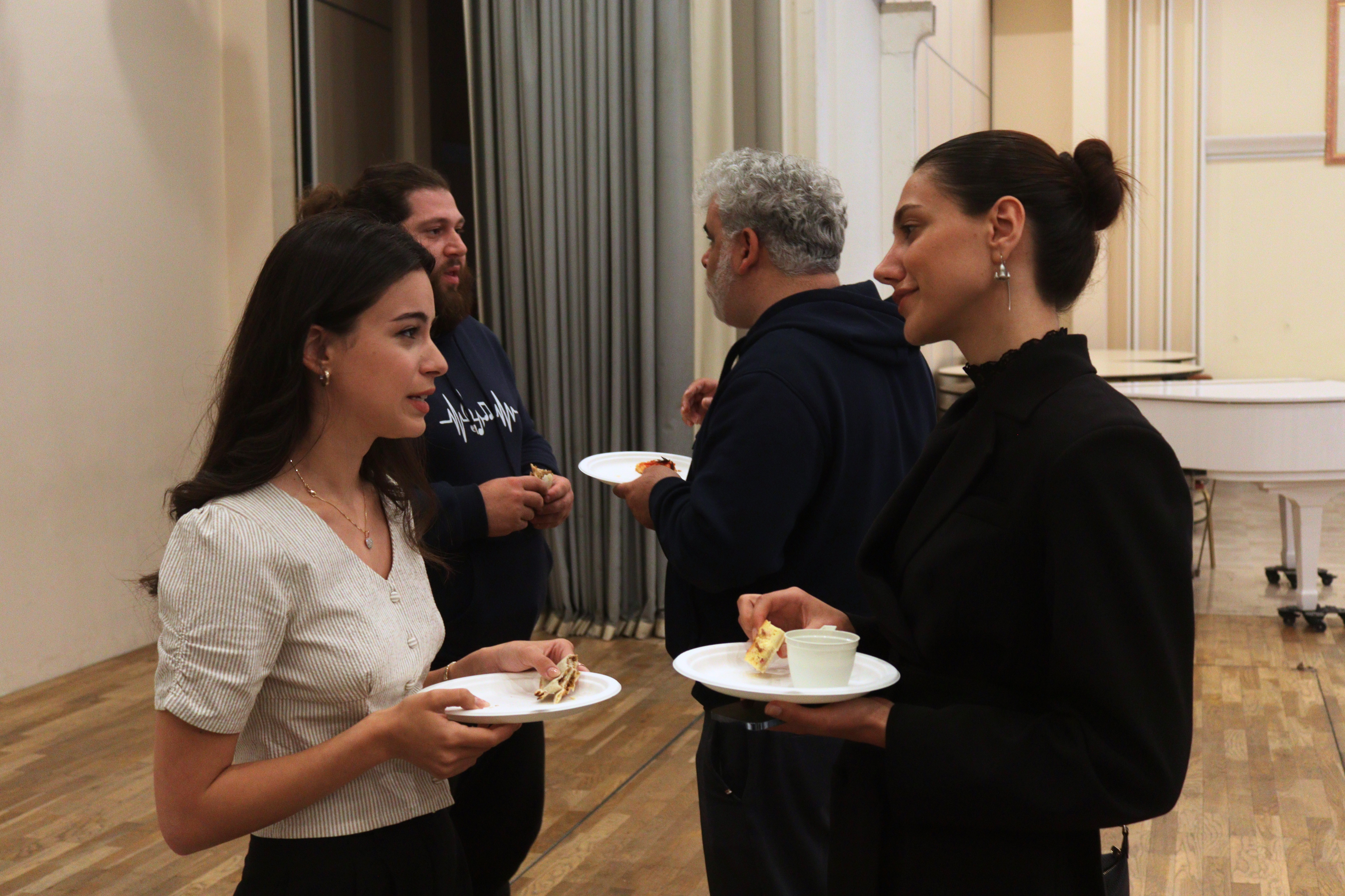 Les participants à l'assemblée générale de la CEFA échangent pendant le buffet.