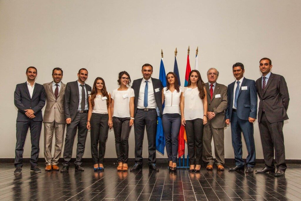 Des membres de la CEFA photographiés lors de l'inauguration