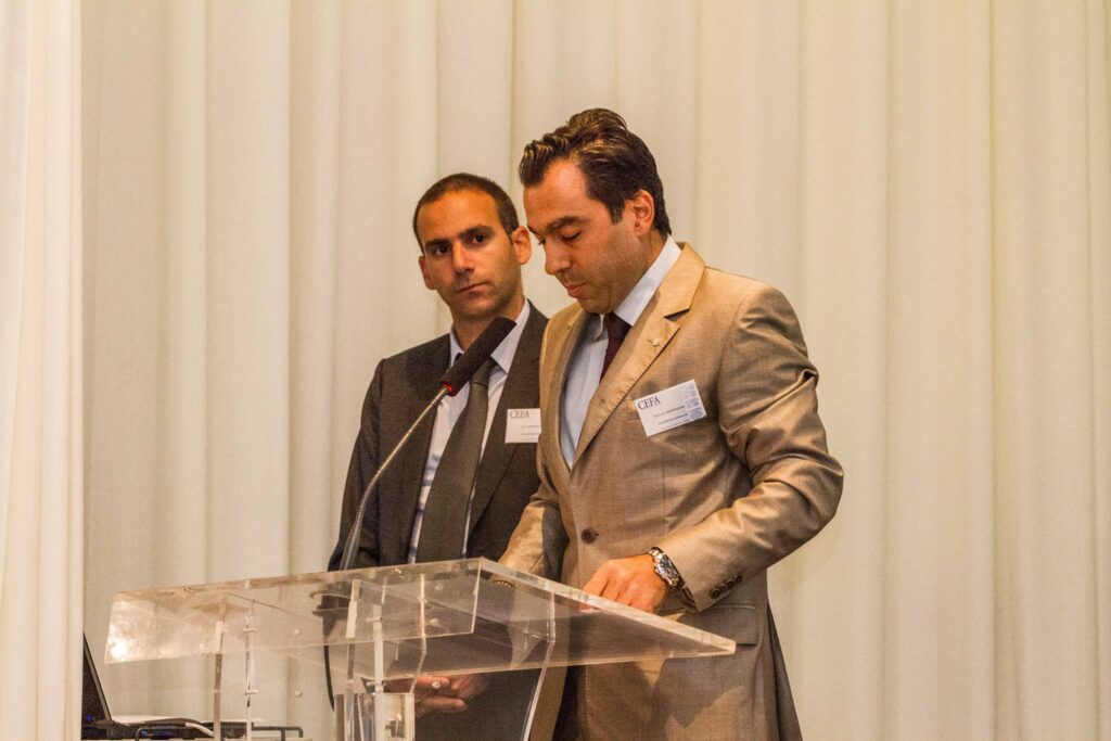 Un membre de la CEFA prononce un discours sur scène