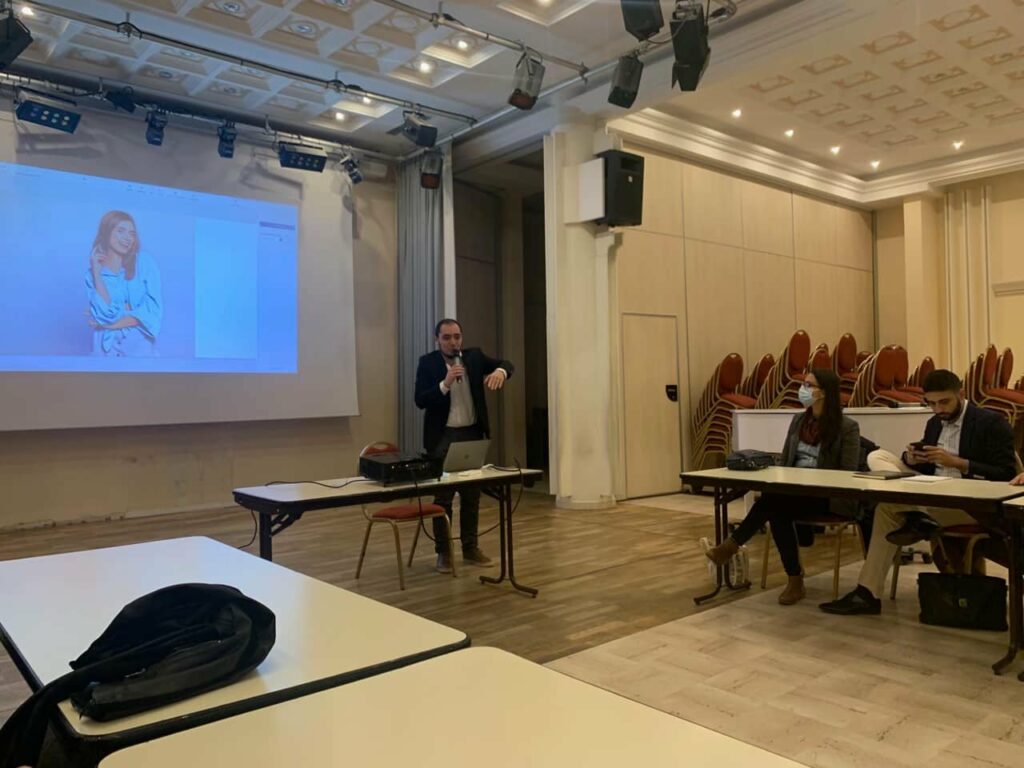 Lévon Bosnakian intervenant lors de la conférence Les Enjeux de la Communication Numérique pour l'Entreprise du 21ème Siècle