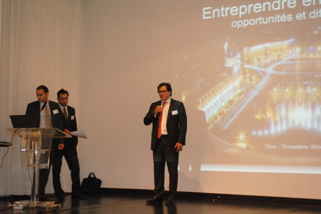 L'orateur de la conférence prononçant un discours sur scène