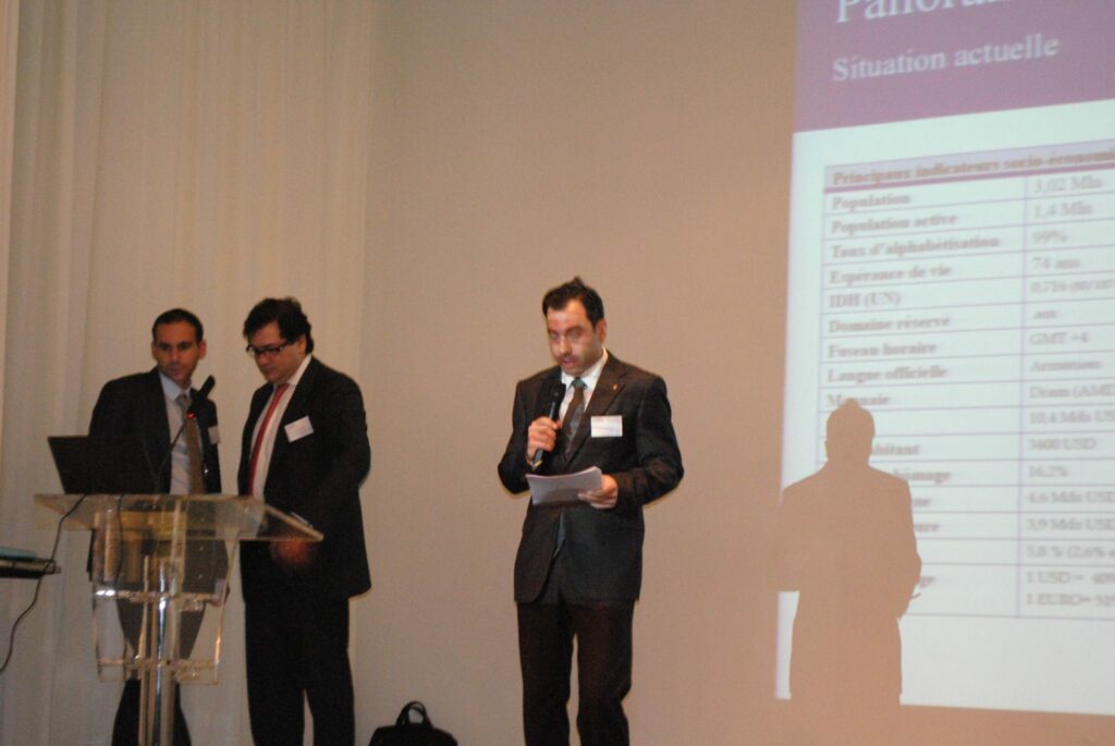 Orateur de la conférence prononçant un discours sur scène