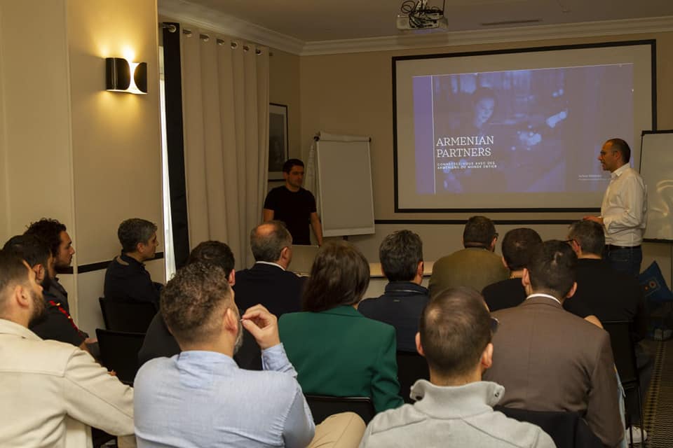 Public et orateurs de la présentation de la plateforme «Armenian Partners»