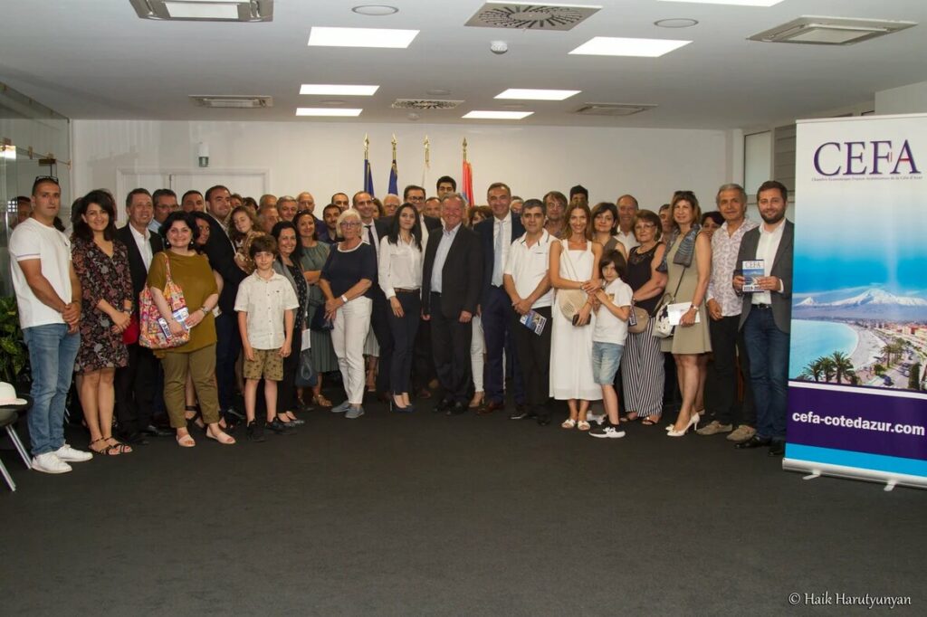 Tous les participants debout sur scène