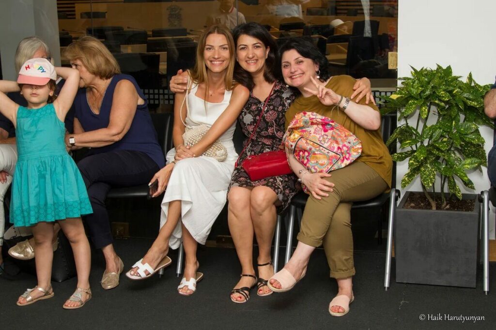 Photo de participants souriant à l'objectif lors le lancement du deuxième annuaire professionnel de la CEFA