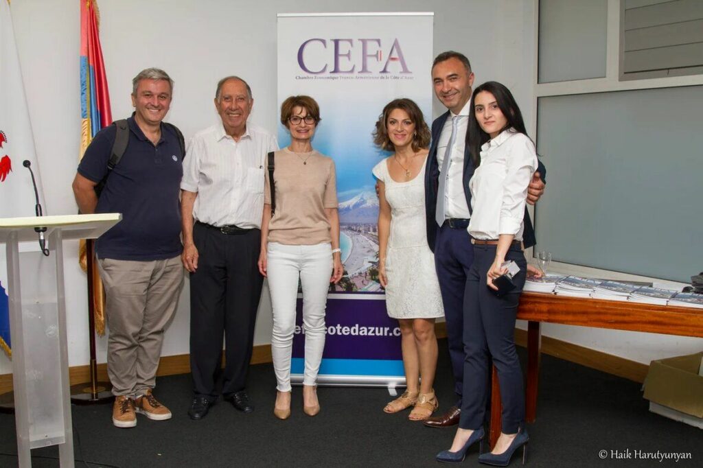 Participants aux événements photographiés devant la bannière du CEFA