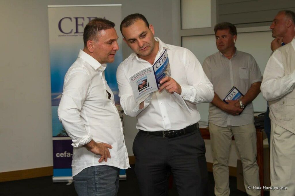 Les participants consultent la brochure du CEFA