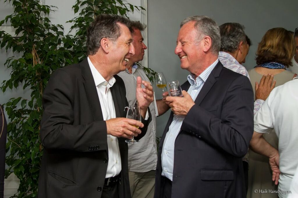 Photo de participants souriant et parlant lors le lancement du deuxième annuaire professionnel de la CEFA