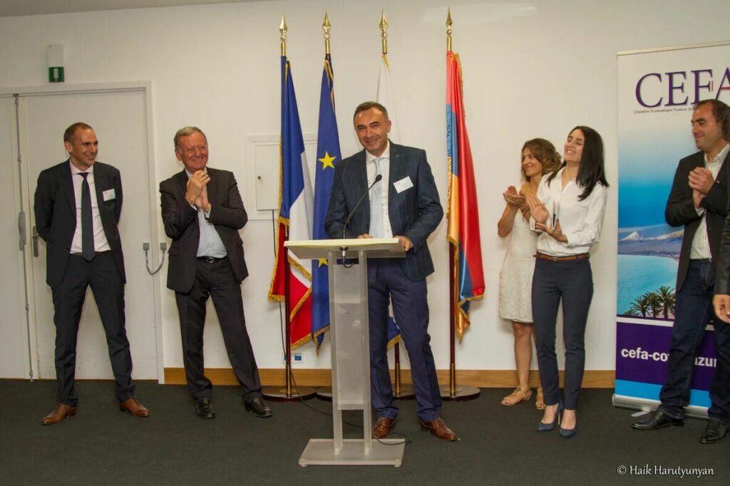 Président du CEFA sur scène prononçant un discours lors du lancement du deuxième annuaire professionnel