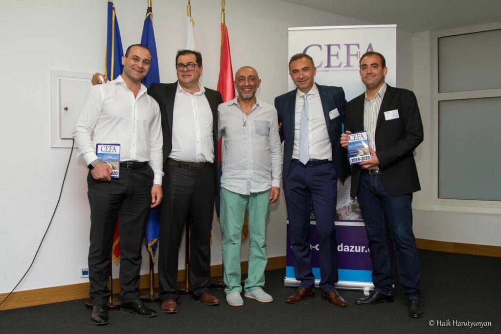 Participants aux événements photographiés devant la bannière du CEFA