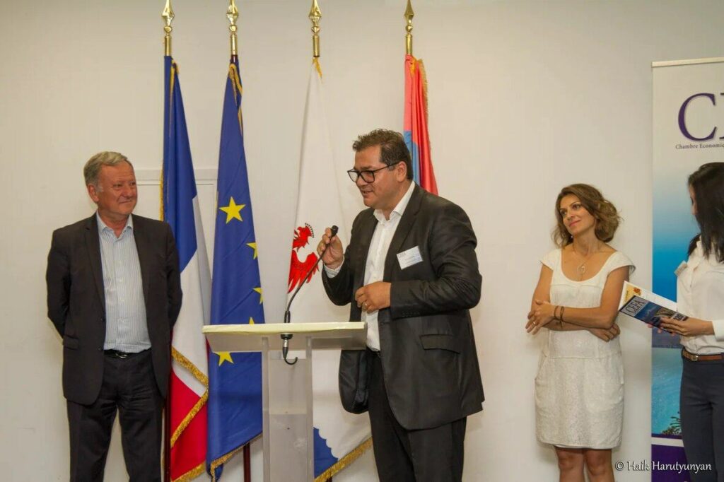 Conférencier sur scène prononçant un discours lors du lancement du deuxième annuaire professionnel de la CEFA