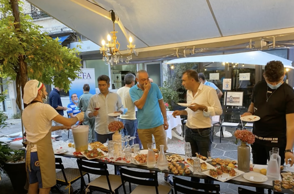 Les participants à l'afterwork CEFA discutent et mangent