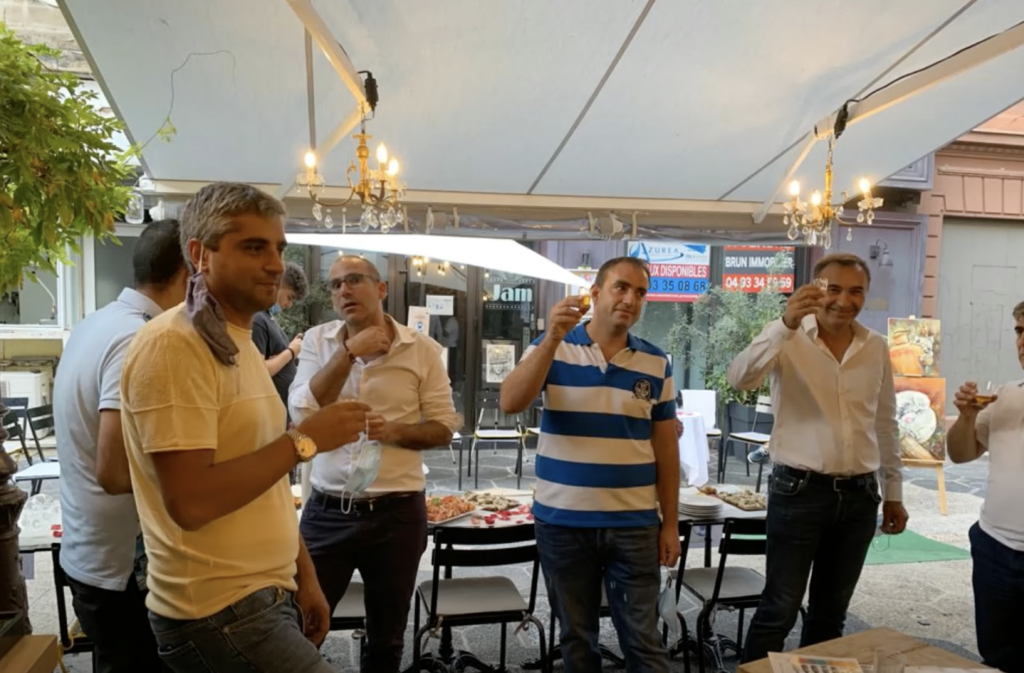 Les participants à l'afterwork de la CEFA trinquent