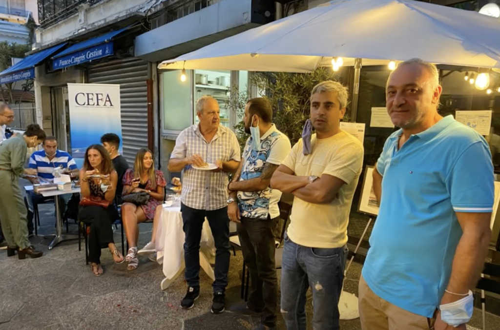 Les participants à l'afterwork CEFA discutent et mangent