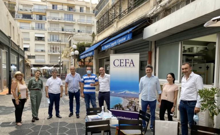 Participants à l'afterwork devant la bannière de la CEFA