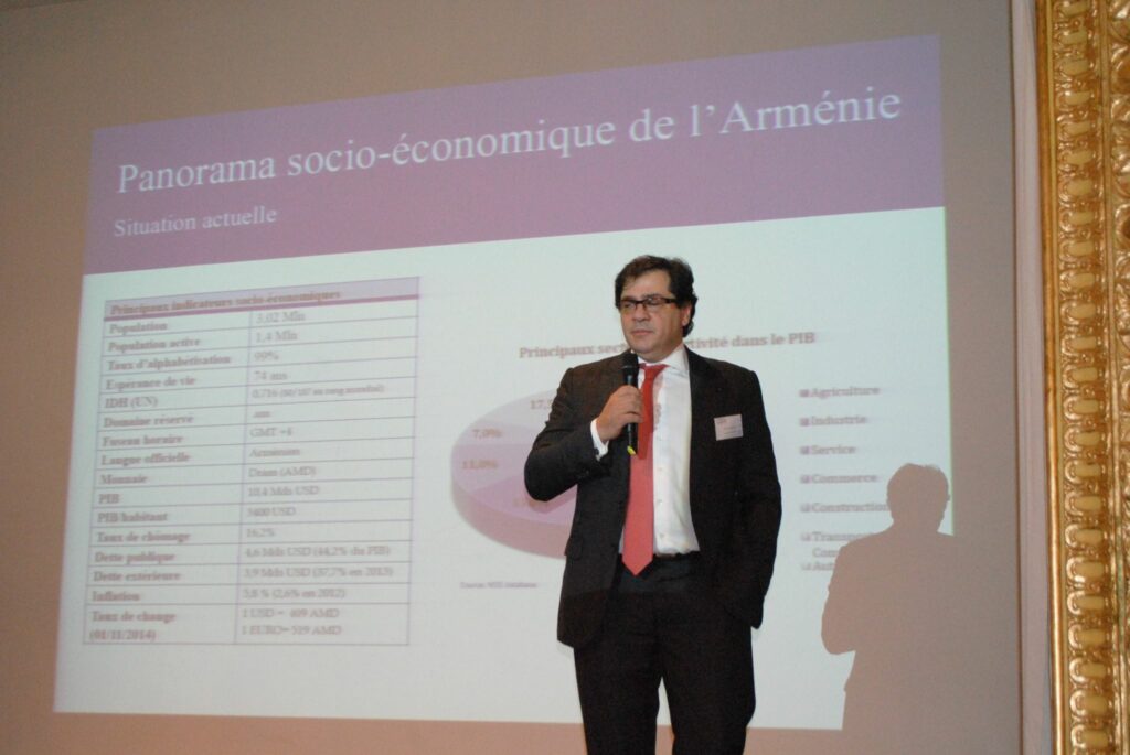 L'orateur de la conférence prononçant un discours sur scène